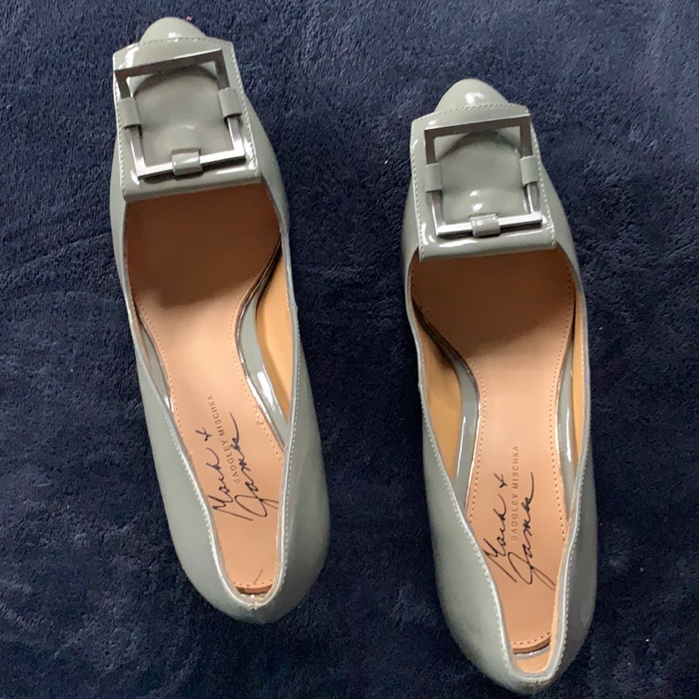 Gorgeous gray high-end pumps. Never worn 8M